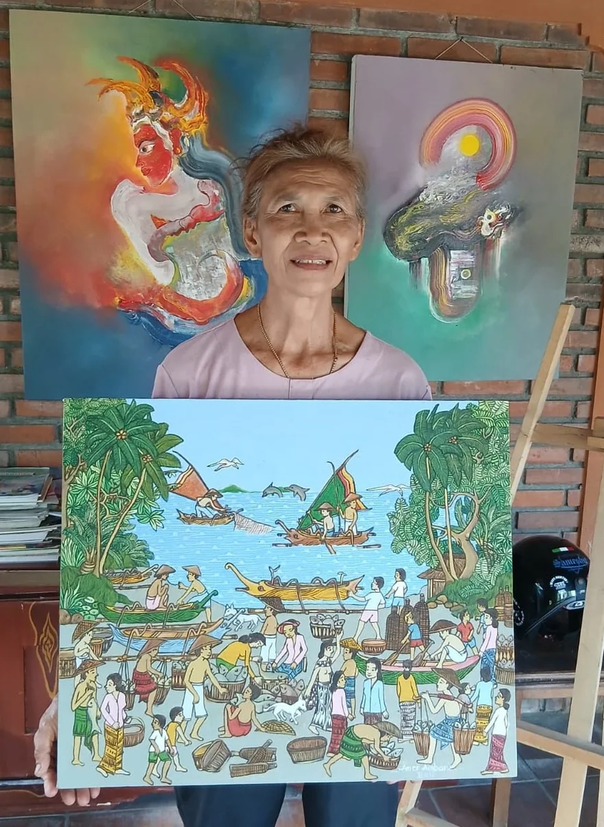 Jero Wayan Amer Ambarie holding “Pasar di Pantai”