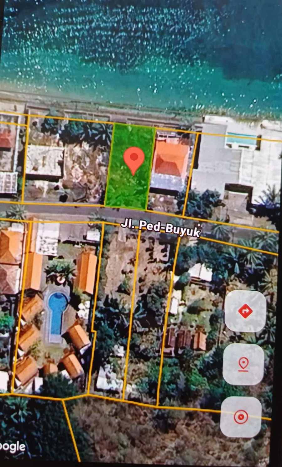 Satellite view of the 425 m² plot for lease in Desa Ped, Nusa Penida, on the coast road in front of the beach