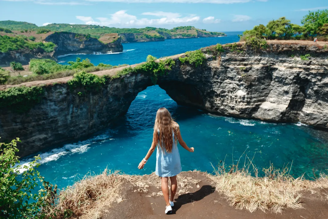Broken Beach circular cove with natural rock archway, Nusa Penida